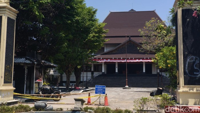 Suasana Gedung DPRD Solo, Senin (1/9/2025). Tampak gedung Setwan DPRD Solo masih digaris polisi.