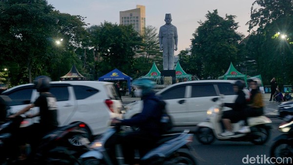 Suasana Jalan Gubernur Suryo Depan Grahadi Kembali Normal