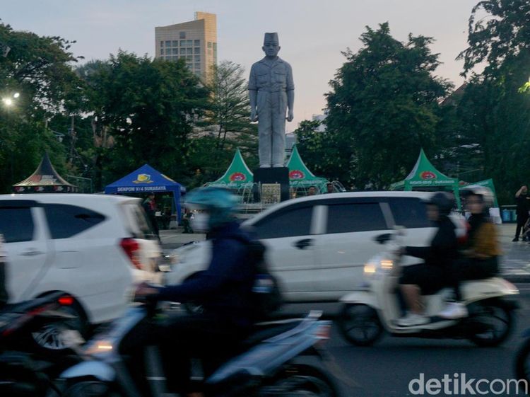 Suasana Jalan Gubernur Suryo Depan Grahadi Kembali Normal