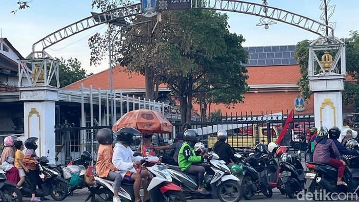 Suasana Jalan Gubernur Suryo depan Gedung Negara Grahadi Suasana Jalan Gubernur Suryo depan Gedung Negara Grahadi