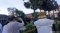 Warga juga terlihat mendokumentasikan suasana Gedung Negara Grahadi saat dijaga ketat oleh personel gabungan TNI/Polri.