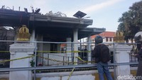 Salah satu gedung sisi barat Grahadi yang terbakat menjadi perhatian pengguna jalan dan warga yang melintas di Jalan Gubernur Suryo.
