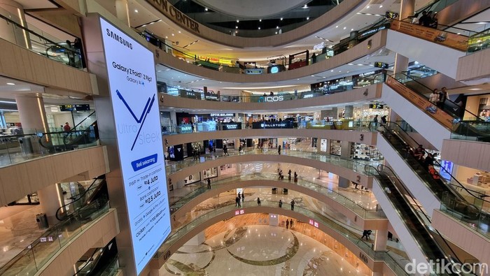 Suasana Tunjungan Plaza dua hari pascademo ricuh.