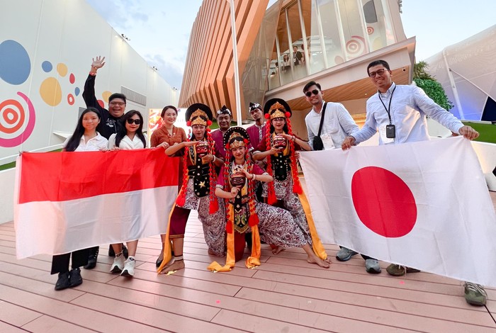 Tari Topeng Juntinyuat dari Indramayu tampil mengesankan di Cultural Performance stage Osaka World Expo.