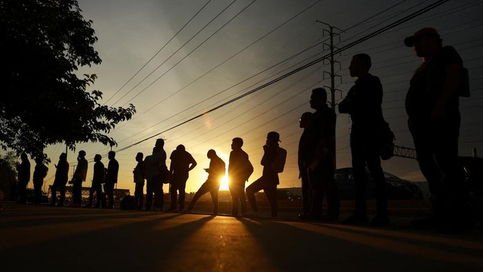 Ciudad Juarez, kota perbatasan Meksiko yang selama ini menjadi pusat industri perakitan, kini tengah menghadapi gelombang pemutusan hubungan kerja (PHK) massal. Ribuan pekerja terpaksa kehilangan mata pencaharian mereka akibat kombinasi kebijakan tarif Amerika Serikat yang diberlakukan pemerintahan Donald Trump, kenaikan biaya tenaga kerja, hingga perubahan kebijakan hukum di Meksiko yang memicu ketidakpastian investor. REUTERS/Jose Luis Gonzalez