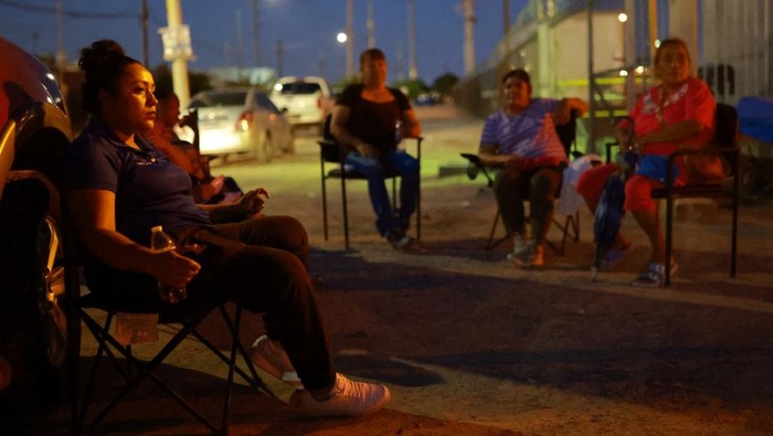 Tarif Trump Bikin Ribuan Warga Meksiko Kehilangan Pekerjaan Ciudad Juarez, kota perbatasan Meksiko yang selama ini menjadi pusat industri perakitan, kini tengah menghadapi gelombang pemutusan hubungan kerja (PHK) massal. Ribuan pekerja terpaksa kehilangan mata pencaharian mereka akibat kombinasi kebijakan tarif Amerika Serikat yang diberlakukan pemerintahan Donald Trump, kenaikan biaya tenaga kerja, hingga perubahan kebijakan hukum di Meksiko yang memicu ketidakpastian investor. REUTERS/Jose Luis Gonzalez