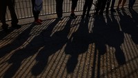 Mereka berebut kesempatan di tengah menyusutnya lapangan kerja yang sebelumnya menjadi tulang punggung ekonomi kawasan perbatasan. REUTERS/Jose Luis Gonzalez
