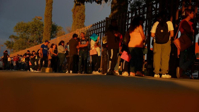 Tarif Trump Bikin Ribuan Warga Meksiko Kehilangan Pekerjaan Ciudad Juarez, kota perbatasan Meksiko yang selama ini menjadi pusat industri perakitan, kini tengah menghadapi gelombang pemutusan hubungan kerja (PHK) massal. Ribuan pekerja terpaksa kehilangan mata pencaharian mereka akibat kombinasi kebijakan tarif Amerika Serikat yang diberlakukan pemerintahan Donald Trump, kenaikan biaya tenaga kerja, hingga perubahan kebijakan hukum di Meksiko yang memicu ketidakpastian investor. REUTERS/Jose Luis Gonzalez