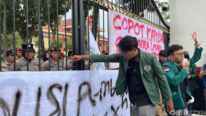 Teks foto: Mahasiswa USU saat menggelar aksi di Polda Sumut. (Foto: Finta Rahyuni/detikSumut)