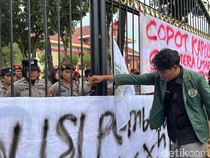 Demo di Polda Sumut, Mahasiswa Taburkan Bunga