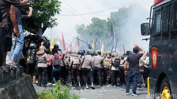 Kericuhan antara mahasiswa dan polisi di depan kantor DPRD Kota Ternate.