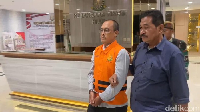 Tersangka saat ditahan penyidik Pidsus Kejati Riau. (Raja Adil Siregar/detikSumut)