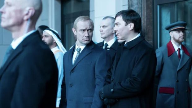 Cuplikan adegan Jude Law sebagai Putin dalam film The Wizard of the Kremlin.