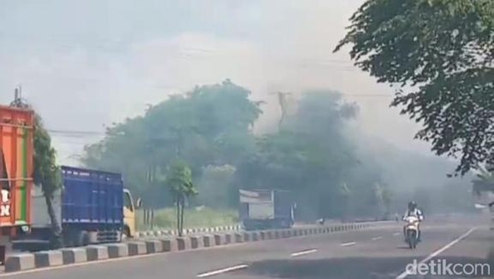 Asap pekat menganggu pengendara di Jalan Jogja-Solo, Klaten, Tim Damkar Klaten memadamkan api lahan kosong jalan Jogja-Solo, Klitak, Delanggu, Senin (1/9/2025).
