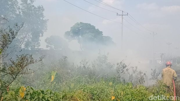 Asap pekat menganggu pengendara di Jalan Jogja-Solo, Klaten, Tim Damkar Klaten memadamkan api lahan kosong jalan Jogja-Solo, Klitak, Delanggu, Senin (1/9/2025).