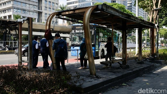 TJ Tetap Angkut Penumpang dari Halte yang Terbakar Sejumlah penumpang Transjakarta menunggu di halte pinggir jalan depan Halte Bundaran Senayan, Jakarta, Senin (1/9/2025), meski halte itu hangus terbakar beberapa waktu lalu.