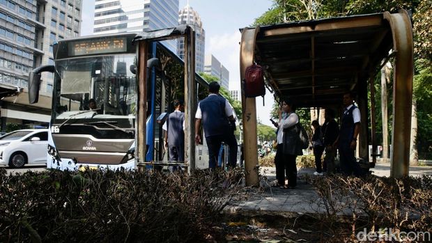 Sejumlah penumpang Transjakarta menunggu di halte pinggir jalan depan Halte Bundaran Senayan, Jakarta, Senin (1/9/2025), meski halte itu hangus terbakar beberapa waktu lalu.