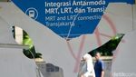 Transjakarta Tetap Angkut Penumpang dari Halte yang Terbakar