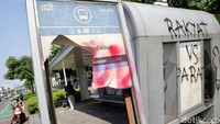 Untuk menjaga layanan tetap berjalan, Transjakarta menyiapkan halte darurat maupun pengalihan layanan. Namun, di Bundaran Senayan, penggunaan halte NBRT yang terbakar menjadi pilihan paling praktis.