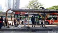 Halte yang digunakan merupakan halte NBRT (Non-BRT), yakni halte layanan non-Bus Rapid Transit yang berada di pinggir jalan dan sejajar dengan permukaan jalan.