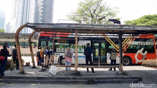 Sejumlah penumpang Transjakarta menunggu di halte pinggir jalan depan Halte Bundaran Senayan, Jakarta, Senin (1/9/2025), meski halte itu hangus terbakar beberapa waktu lalu.