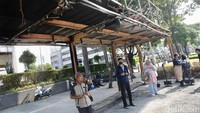 Fasilitas di halte NBRT jelas terbatas, tanpa ruang tunggu yang layak atau perlindungan dari panas dan hujan. Meski begitu, warga tetap memanfaatkannya karena kebutuhan transportasi harian.