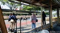 Halte NBRT ini dipakai menggantikan halte BRT utama Bundaran Senayan yang juga terbakar akibat aksi demonstrasi. Dengan begitu, penumpang masih bisa naik turun bus di lokasi yang sama.