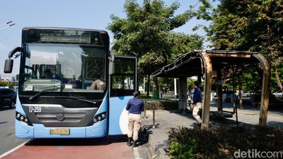 Transjakarta Tetap Angkut Penumpang dari Halte yang Terbakar