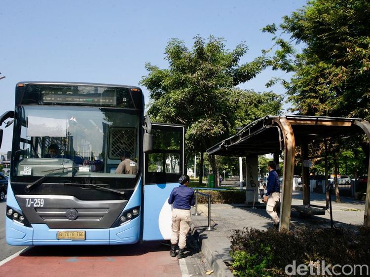 Transjakarta Tetap Angkut Penumpang dari Halte yang Terbakar
