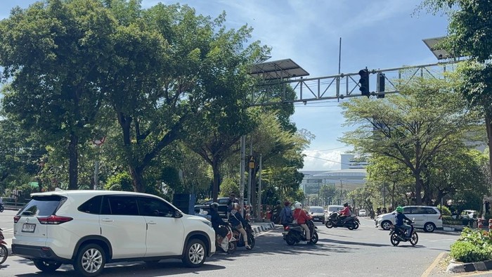 Traffic light Simpang Gubeng Surabaya masih padam imbas demo anarkis