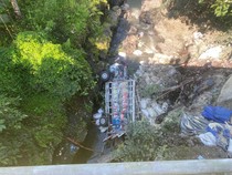 Truk Muat Sekam Jatuh ke Jurang di Lombok Tengah, 2 Orang Luka Parah