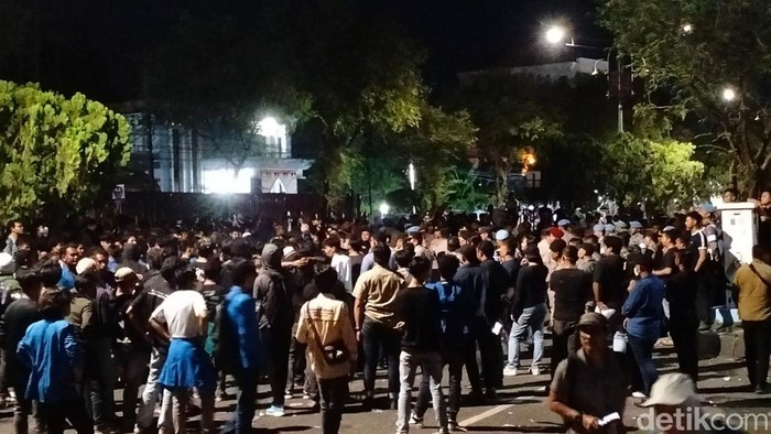 Unjuk rasa di DPR Aceh berubah ricuh. (Agus Setyadi/detikSumut)