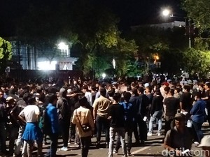 Aksi di DPR Aceh Berubah Ricuh, Polisi Bubar Paksa Massa