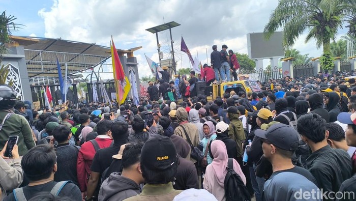 Unjuk rasa di DPRD Kaltim.