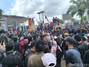 Video: Demo di Depan DPRD Kaltim Ricuh!