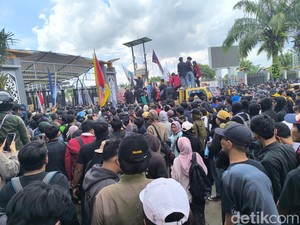 Massa Aksi Samarinda Berdatangan ke DPRD Kaltim, Bawa 11 Tuntutan