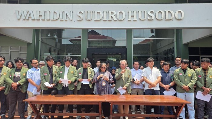 Unjuk rasa diwarnai kericuhan di sejumlah lokasi di Indonesia menimbulkan sejumlah kerusakan. UPN Veteran Jakarta menyerukan penyampaian aspirasi tanpa anarki. (dok Istimewa)