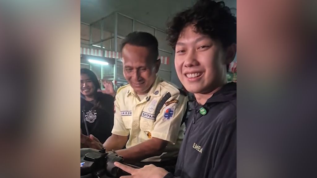 Video Willie Salim Beri Bantuan ke Satpam yang Motornya Terbakar saat Demo