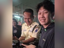 Video Willie Salim Beri Bantuan ke Satpam yang Motornya Terbakar saat Demo