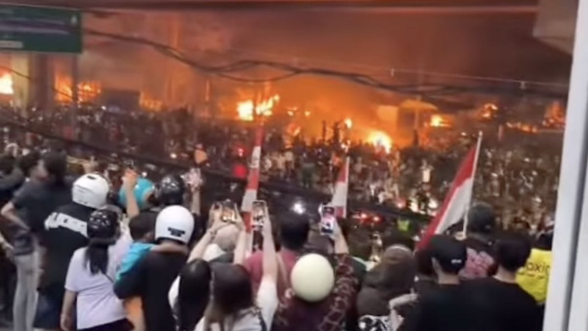 Hoaks Viral Massa Ricuh hingga Ada Kobaran Api di Bekasi, Begini Faktanya