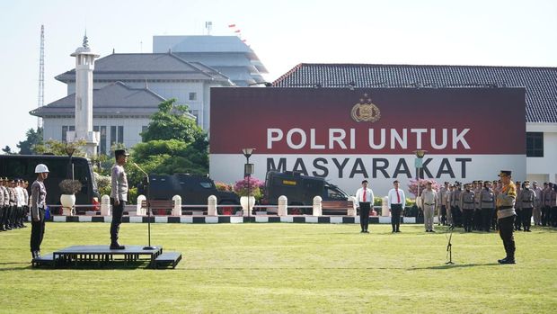 Wakapolda Jateng, Brigjen Latif Usman, saat memimpin apel pagi di Mapolda Jateng pada Senin (1/9/2025).