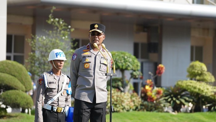 Wakapolda Jateng, Brigjen Latif Usman, saat memimpin apel pagi di Mapolda Jateng pada Senin (1/9/2025).