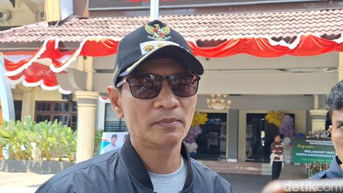 Wali Kota Mataram Mohan Roliskana, saat diwawancarai di Mataram, Senin (1/9/2025). (Nathea Citra/detikBali)