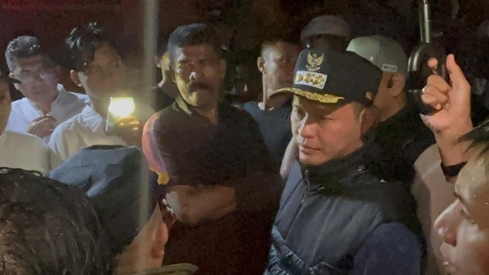 Wali Kota Pekanbaru Agung Nugroho saat meninjau lokasi kebakaran (Foto: Istimewa)