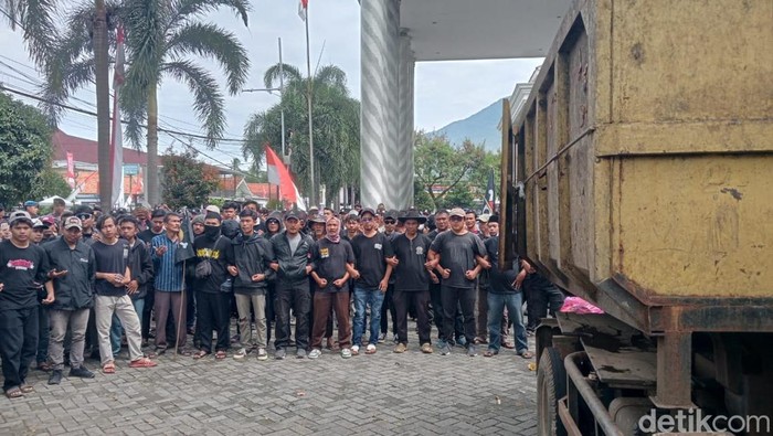 Warga Bangkonol saat melakukan aksi demonstrasi tolak perjanjian kerjasama sampah antara Pemkab Pandeglang dan Tangsel. (Aris Rivaldo/detikcom).