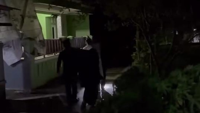 Warga Cianjur tandu lansia sakit pakai sarung.