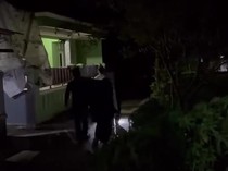 Pilu Warga Cianjur Tandu Lansia Sakit gegara Tak Ada Akses Mobil