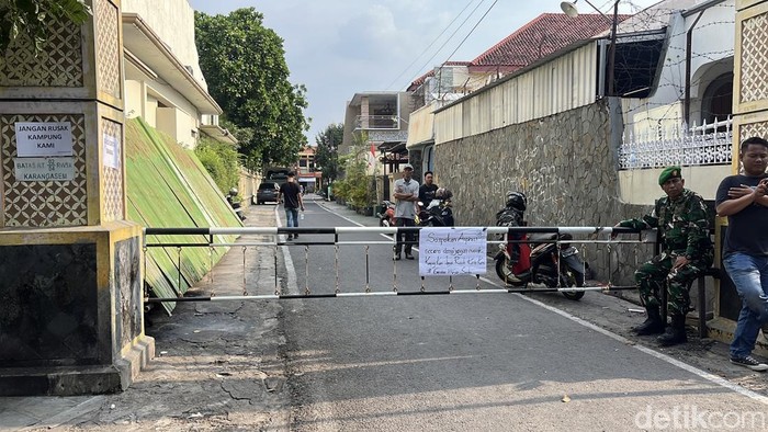 Warga di sekitar DPRD Kota Solo menutup akses jalan masuk kampung menjelang aksi demo sore ini, Senin )1/9/2025).