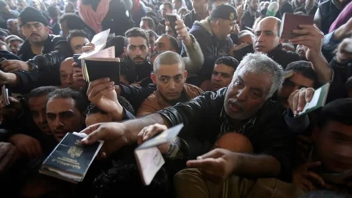 Palestinians, hoping to cross into Egypt, present their passports at the Rafah crossing between Egypt and the southern Gaza Strip December 21, 2014. (File photo: Reuters)