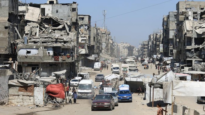 Ribuan warga Palestina terpaksa meninggalkan rumah mereka di Kota Gaza, Senin (1/9/2025), setelah operasi militer Israel kembali mengguncang kawasan padat penduduk tersebut. Jalan-jalan dipenuhi pengungsi yang membawa barang seadanya, mulai dari tas, kasur lipat, hingga perabot rumah tangga, dalam upaya menyelamatkan diri dari serangan udara dan darat yang semakin intensif. REUTERS/Mahmoud Issa